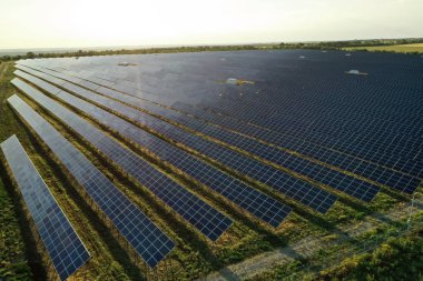 Güneş panelleri dışarı kurulmuş, hava manzaralı. Alternatif enerji kaynağı