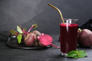 Siyah masada taze yapılmış pancar suyu. Metin için boşluk