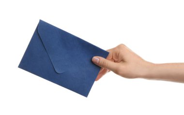 Beyaz arkaplanda mavi kağıt zarf tutan kadın, yakın plan.