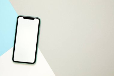 MYKOLAIV, UKRAINE - 07 Temmuz 2020: iPhone 11 renk arkaplan, üst görünüm. Tasarım için model