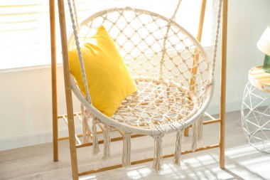 Şık bir odada rahat bir hamak sandalyesi. İç mimari