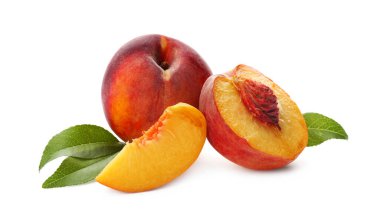 Tümü ve kesilmiş şeftaliler, beyaz yapraklarla izole edilmiş.