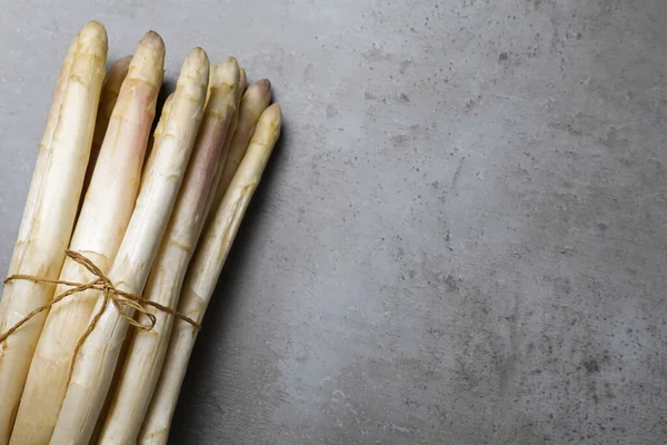 Bouquet Asperges Blanches Fraîches Sur Table Grise Vue Dessus Espace — Photo