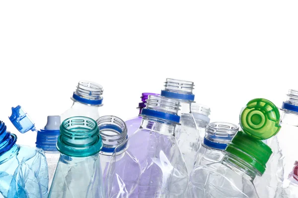 Mucchio Bottiglie Stropicciate Sfondo Bianco Primo Piano Riciclaggio Plastica — Foto Stock