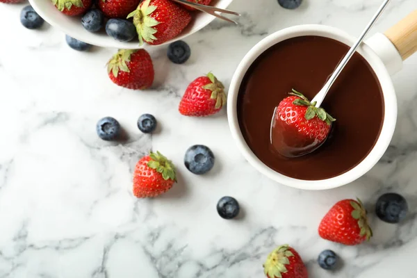 Erdbeere Fonduetopf Mit Schokolade Auf Weißem Marmortisch Flache Lage — Stockfoto