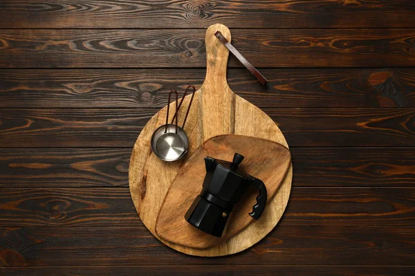 褐色木制桌子上的一套现代炊具 顶部视图 — 图库照片