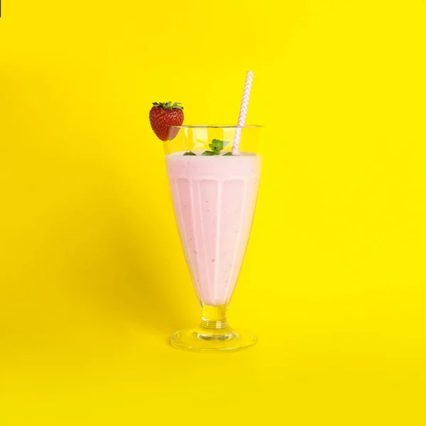 Smaczny Shake Świeżego Mleka Truskawkami Żółtym Tle — Zdjęcie stockowe