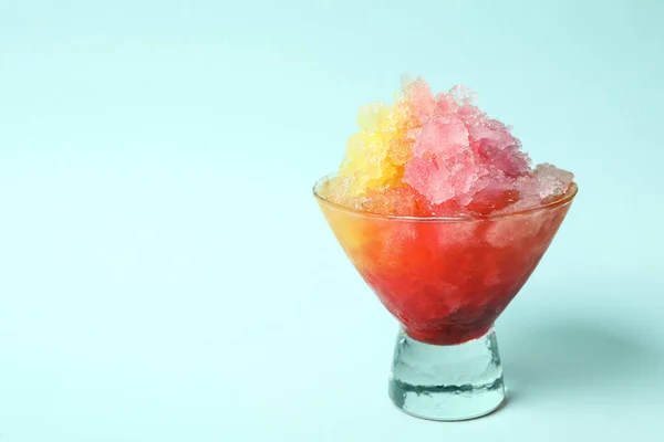 Arco Iris Afeitado Hielo Tazón Postre Vidrio Sobre Fondo Azul —  Fotos de Stock