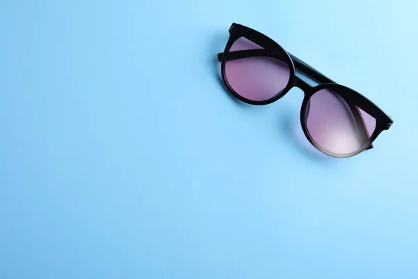 Elegantes Gafas Sol Sobre Fondo Azul Claro Vista Superior Espacio —  Fotos de Stock