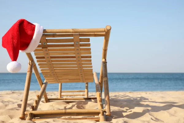 Sun Lounger Santa Hat Beach Space Text Christmas Vacation — Stock Photo, Image