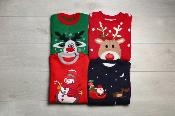 Suéteres Plegados Cálidos Navidad Sobre Mesa Madera Plano —  Fotos de Stock