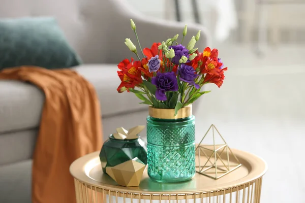 Kaca Vas Dengan Bunga Segar Atas Meja Ruang Tamu — Stok Foto