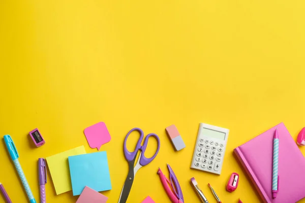 Papelaria Escolar Fundo Amarelo Flat Lay Com Espaço Para Texto — Fotografia de Stock