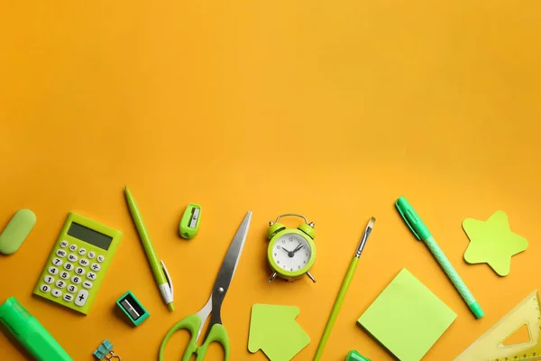 Papelaria Escolar Fundo Amarelo Flat Lay Com Espaço Para Texto — Fotografia de Stock