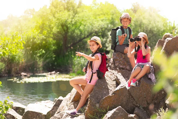 Vacanze Scolastiche Gruppo Bambini Felici Seduti Sulle Rocce Vicino Fiume — Foto Stock