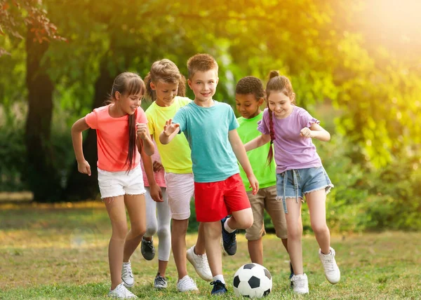Crianças esportivas curtindo atividades com jovens professores fotos,  imagens de © oksixx #480570994