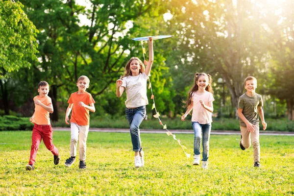 School Holidays Group Happy Children Playing Kite Outdoors — Stock Photo, Image