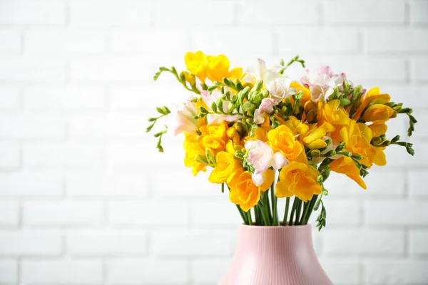 Hermosas Freesias Florecientes Jarrón Contra Pared Ladrillo Blanco Espacio Para —  Fotos de Stock