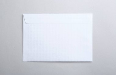 Açık arkaplanda beyaz kağıt zarf, üst görünüm