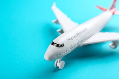 Açık mavi arka planda oyuncak uçak, yakın plan. Metin için boşluk