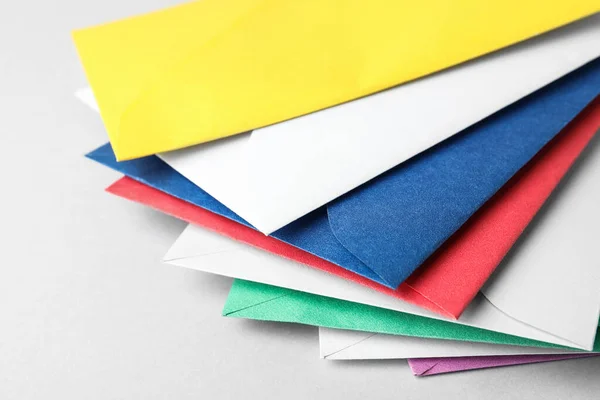 Kolorowe Koperty Papierowe Jasnym Tle Zbliżenie — Zdjęcie stockowe