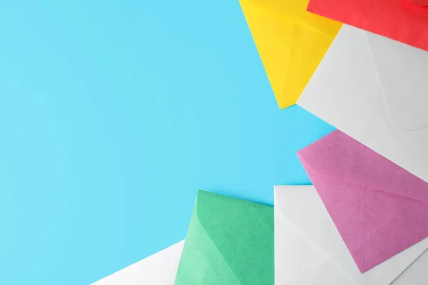 Kleurrijke Papieren Enveloppen Lichtblauwe Achtergrond Vlakke Lay Ruimte Voor Tekst — Stockfoto