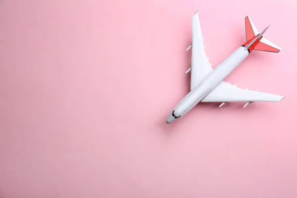 Avião Brinquedo Fundo Rosa Vista Superior Espaço Para Texto — Fotografia de Stock