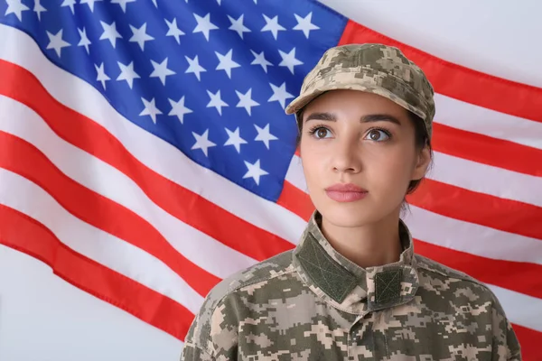 Γυναίκα Στρατιώτης Στολή Και Σημαία Ηνωμένων Πολιτειών Της Αμερικής Λευκό — Φωτογραφία Αρχείου