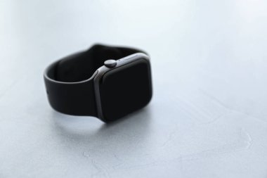 Gri taş masadaki şık akıllı saat, yakın plan. Metin için boşluk