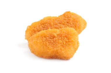 Lezzetli kızarmış tavuk nuggetları beyaz üzerine izole edilmiş.