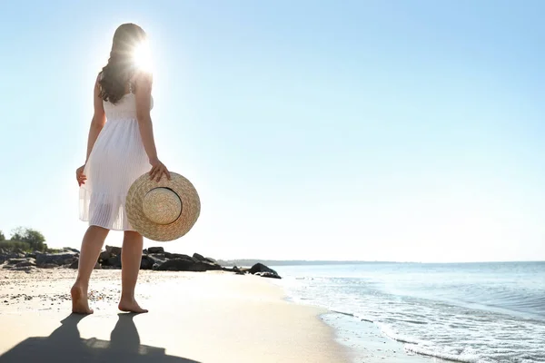 Sahilde Yürüyen Şapkalı Genç Bir Kadın Metin Için Boşluk — Stok fotoğraf