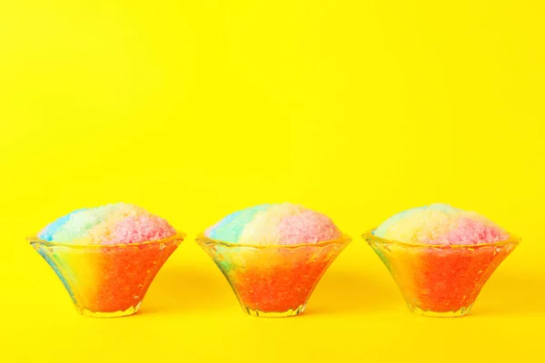 Regenbogen Rasiereis Gläsernen Dessertschalen Auf Gelbem Hintergrund — Stockfoto