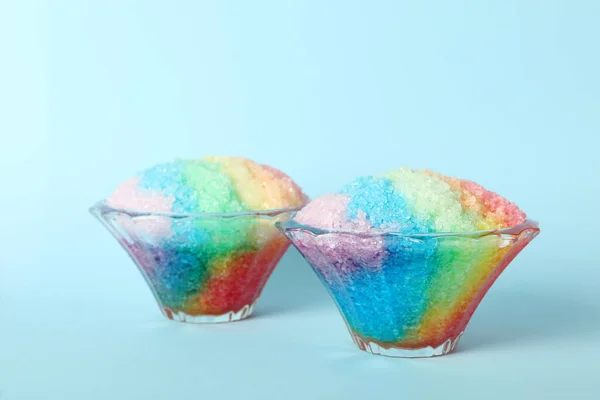 Regenbogen Rasiereis Gläsernen Dessertschalen Auf Hellblauem Hintergrund — Stockfoto