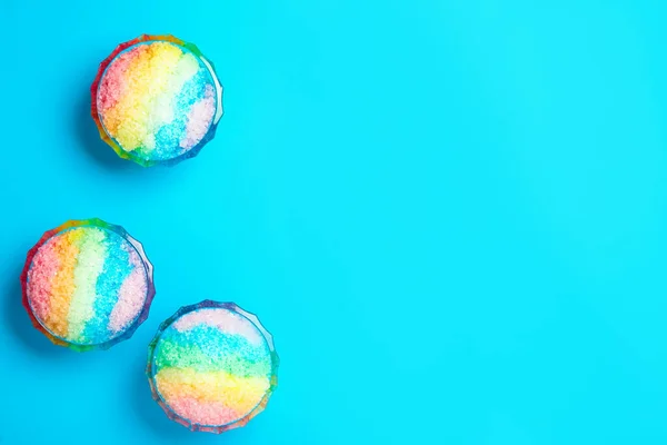 Arco Iris Afeitado Hielo Cuencos Cristal Postre Sobre Fondo Azul — Foto de Stock