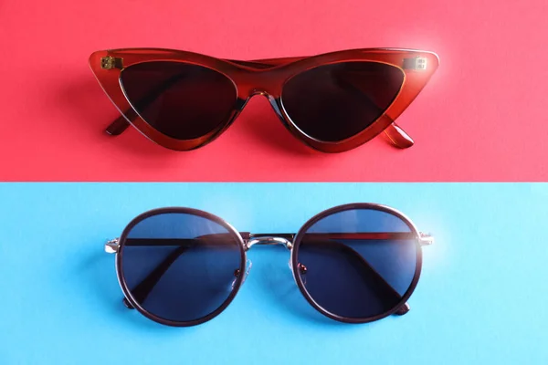 Stylish Sunglasses Color Background Flat Lay — Stock Photo, Image