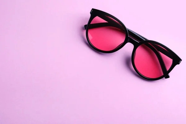 Elegantes Gafas Sol Sobre Fondo Violeta Claro Vista Superior Espacio —  Fotos de Stock