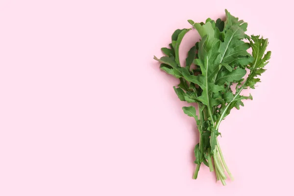 Färsk Ruccola Ljusrosa Bakgrund Platt Låg Plats För Text — Stockfoto