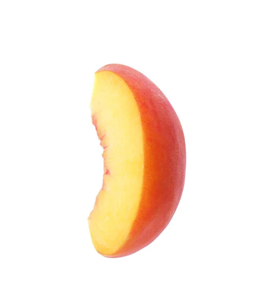 Scheibe Reifer Pfirsich Isoliert Auf Weiß — Stockfoto