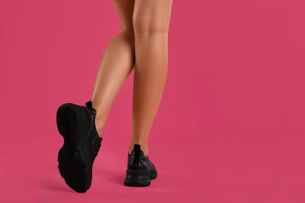 Mujer Con Zapatillas Deporte Sobre Fondo Rosa Primer Plano Espacio — Foto de Stock