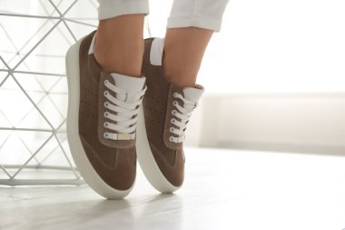 Evin içinde şık ayakkabılar giyen bir kadın, yakın plan.