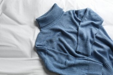 Beyaz kumaştan örülmüş şık bir süveter.