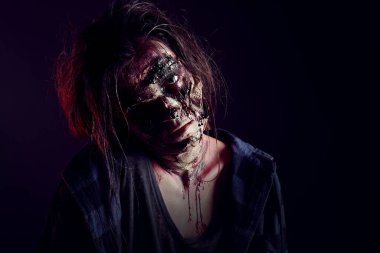 Karanlık arka planda korkunç bir zombi. Cadılar Bayramı canavarı