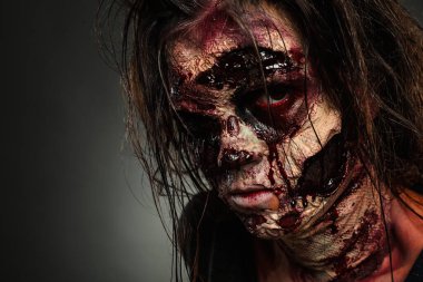Karanlık arka planda korkunç bir zombi, yakın plan. Cadılar Bayramı canavarı