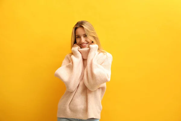 Mulher Bonita Usando Camisola Malha Fundo Amarelo — Fotografia de Stock