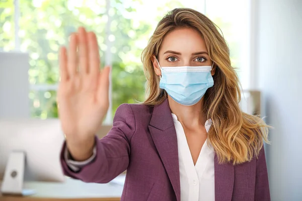 Mujer Con Mascarilla Protectora Mostrando Gesto Stop Oficina Prevenir Propagación — Foto de Stock