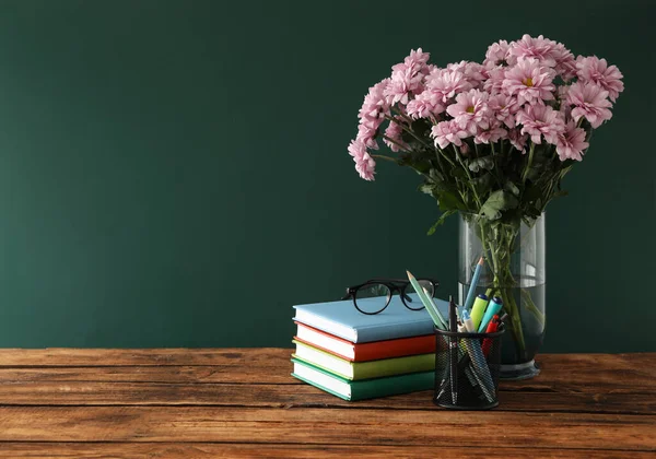 一套文具和鲜花放在黑板旁边的木制桌子上 空白处放文字 教师节 — 图库照片