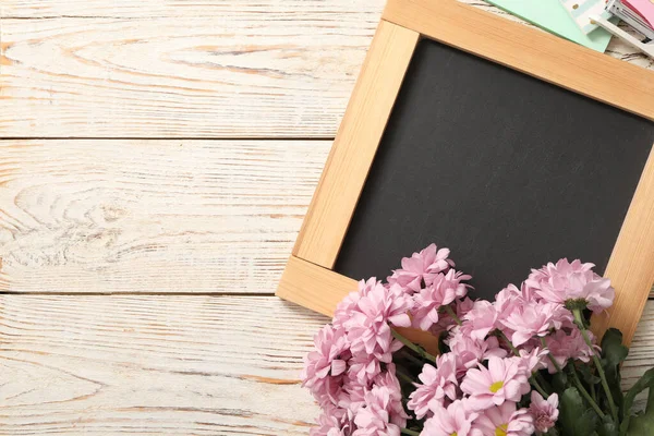 Blackboard Stationery Flowers White Wooden Table Flat Lay Space Text — Stock Photo, Image