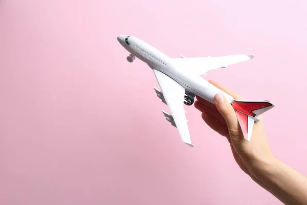 Frau Mit Spielzeugflugzeug Auf Rosa Hintergrund Nahaufnahme Raum Für Text — Stockfoto