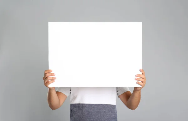 Mann Mit Weißem Plakat Auf Grauem Hintergrund Mockup Für Design — Stockfoto