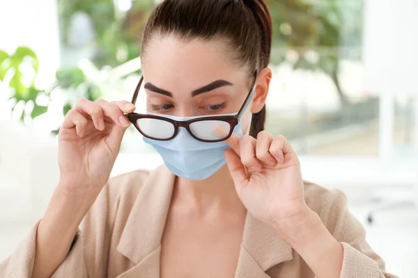 Mulher Limpando Óculos Nebulosos Causados Pelo Uso Máscara Médica Dentro — Fotografia de Stock